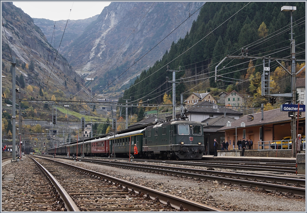Ein Bild welches vor gut zwanzg-dreissig Jahren hätte entstanden sein können: die Re 4/4 II 11161 wartet mit einem Gotthardschnellzug in Göschenen auf die Abfahrt Richtung Luzern oder Zürich. In Wirklichkeit brachte die Re 4/4 II 11161 einen Fotografenzug in Parlellfahrt mit dem  Elefanten-Zug  nach Göschenen und ist nun dabei, für die Weiterfahrt, das nötige Manöver vorzunehmen.

21. Oktober 2017

 