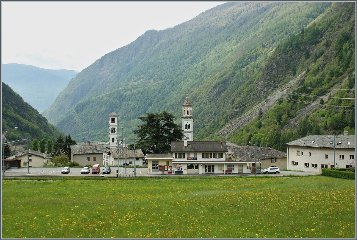 Ein Blick in die Gegenrichtung aus dem nach norden fahrenden Zug auf den Bahnhof und den Ort Brusio.

9. Mai 2010