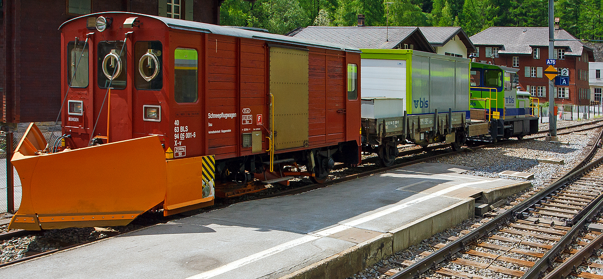 Ein BLS Dienstzug abgestellt im Bahnhof Goppenstein am 28.05.2012, aufgenommen aus dem fahrenden Zug, bestehend aus:
Vorne der zweiachsige Schneepflugwagen X-v 40 63 94 05 001-6, Baujahr 1961(Umbau 1993), mit den
TECHNISCHE DATEN (gem�� Anschriften):
Spurweite: 1.435 mm (Normalspur)
Anzahl der Achsen: 2
L�nge �ber Puffer: 8.540 mm
Eigengewicht: 21.200 kg
Max. Ladegewicht: 9.000 kg (ab Streckenklasse A)
Ladefl�che: 17,7 m�

dahinter der zweiachsige Flachwagen X-w 40 63 94 05 189-9, Baujahr 1953 (Umbau 1984), beladen u.a. mit einem Werkstatt-Container; 
und hinten der diesel-elektrische Tm 2/2 Traktor (Rangierlok) Tm 235 097-3 (Tm 98 85 52 35 095-7 CH-BLS), ex BN 97 (Bern-Neuenburg-Bahn), Baujahr 1984 von Stadler unter Fabriknummer 164( elektr. Teil von BBC, der Dieselmotor ist von Mercedes-Benz).
