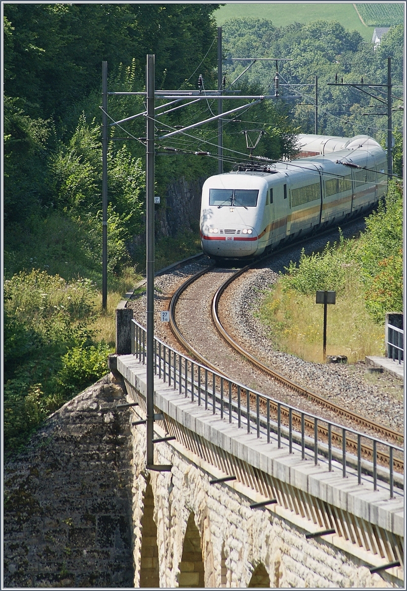 Ein DB ICE unterwegs von Interlaken Ost nach Berlin Ostbahnhof erreicht den Rümlinger Viadukt. (Sommerfahrplan 2018 / Umleitung via Alte Hauensteinlinie).
18. Juli 2018
