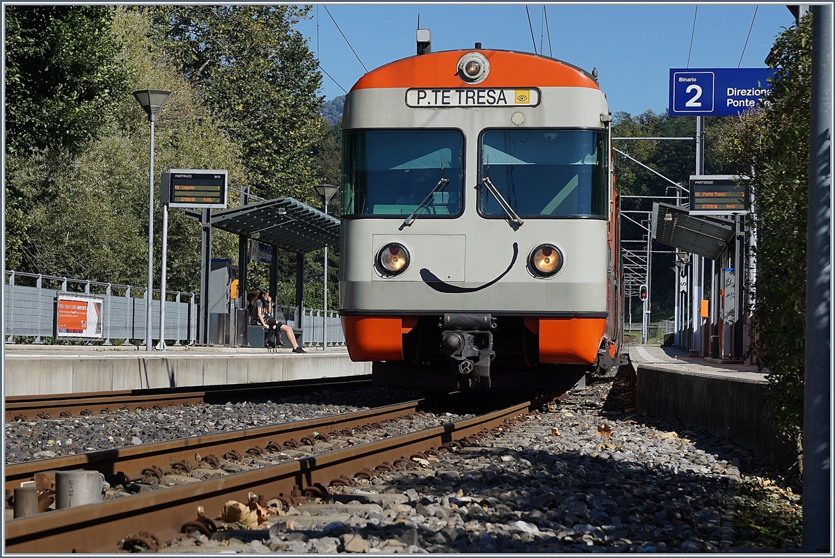 Ein FLP Be 4/12 unterwegs nach Ponte Tresa wartet in Cappella-Agnuzzo auf den Gegenzug.
27. Sept. 2018