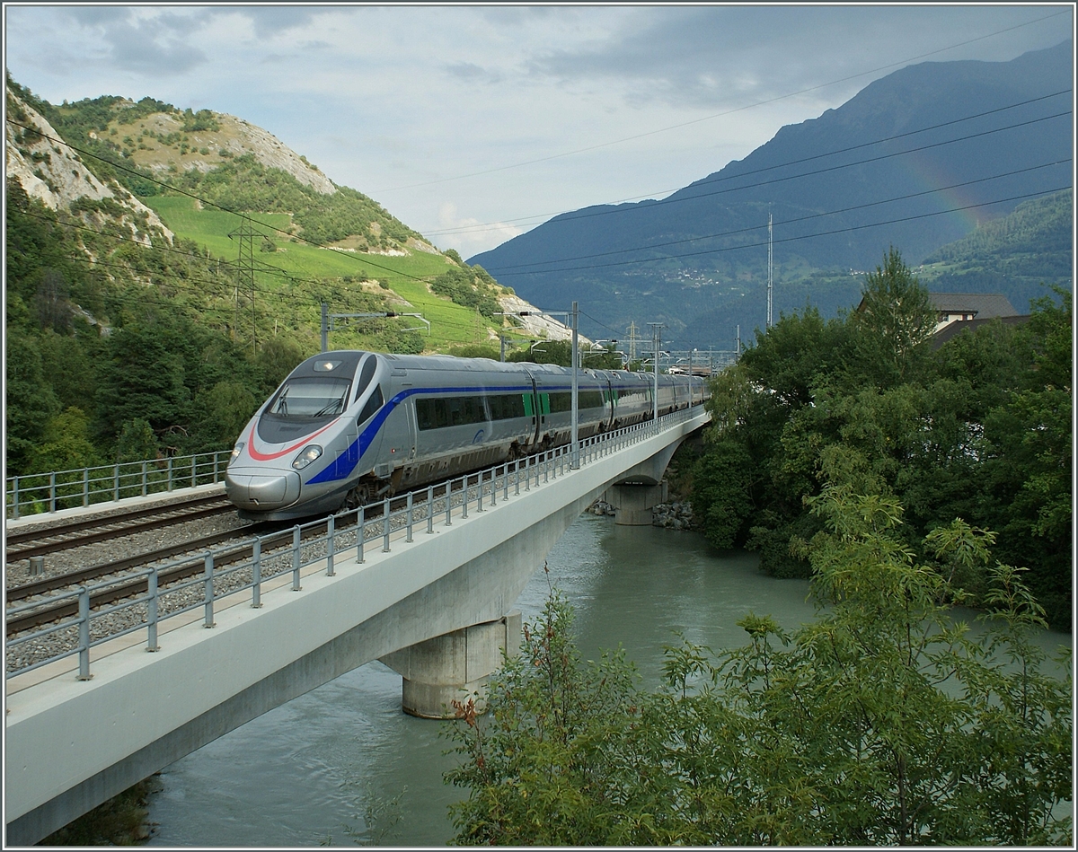 Ein noch für Cisalpino SA fahrender ETR 610 auf der Rohnebrücke bei Leuk. 
9. Aug. 2009