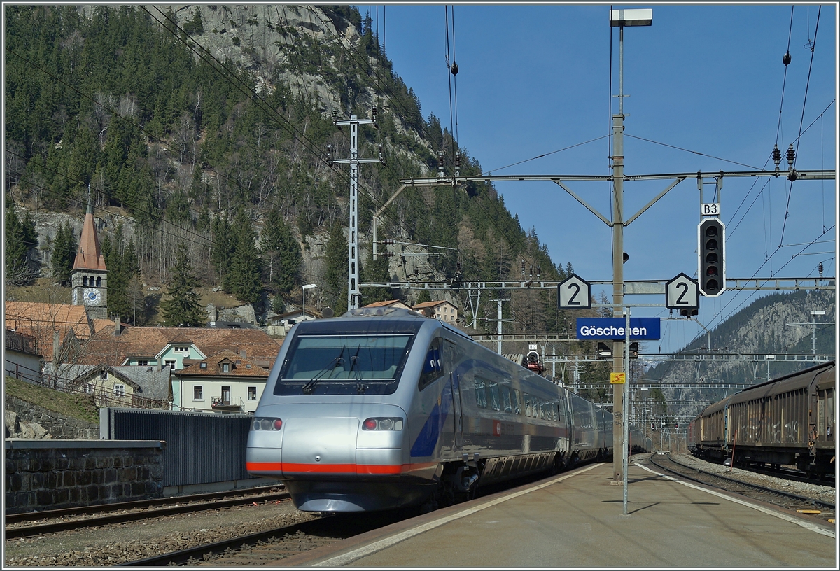 Ein SBB ETR hat den Gotthardtunnel verlassen und strebt nun mit dem  Föhn  Nordwärts Richtung Zürich.
Göschenen, den 21. März 2014