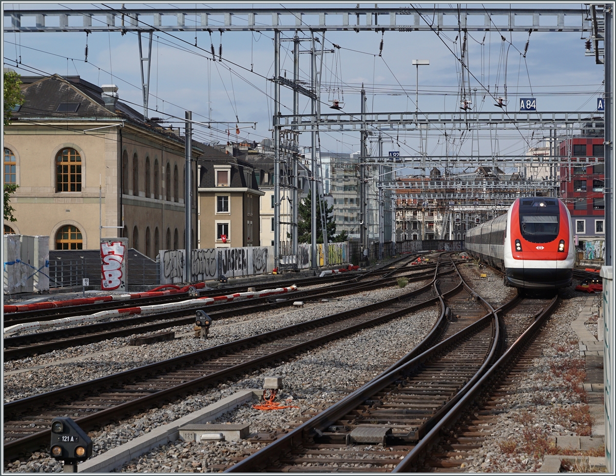 Ein SBB ICN RABDe 500 auf der Fahrt von Genève Flughafen nach Zürich erreicht Genève. 

28. Juni 2021