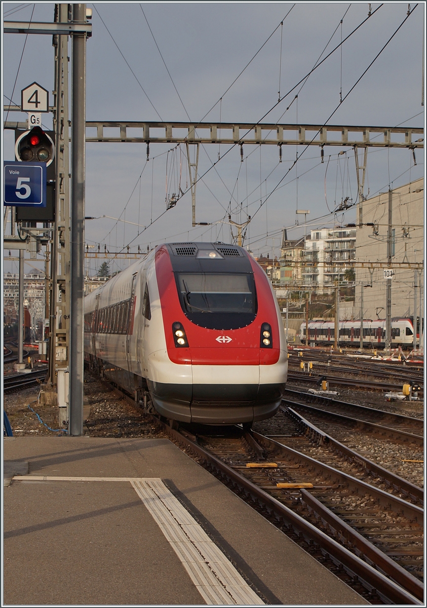 Ein SBB RABe 500 ICN von Zürich HB erreicht als IC 5 sein Ziel Lausanne. Doch der eigentliche Grund zu diesem Bild liegt auf dem Schienenweg bzw. der nicht mehr benutzbaren Weiche im Rahme des Bahnhofsumbaus von Lausanne.

30. Jan. 2024