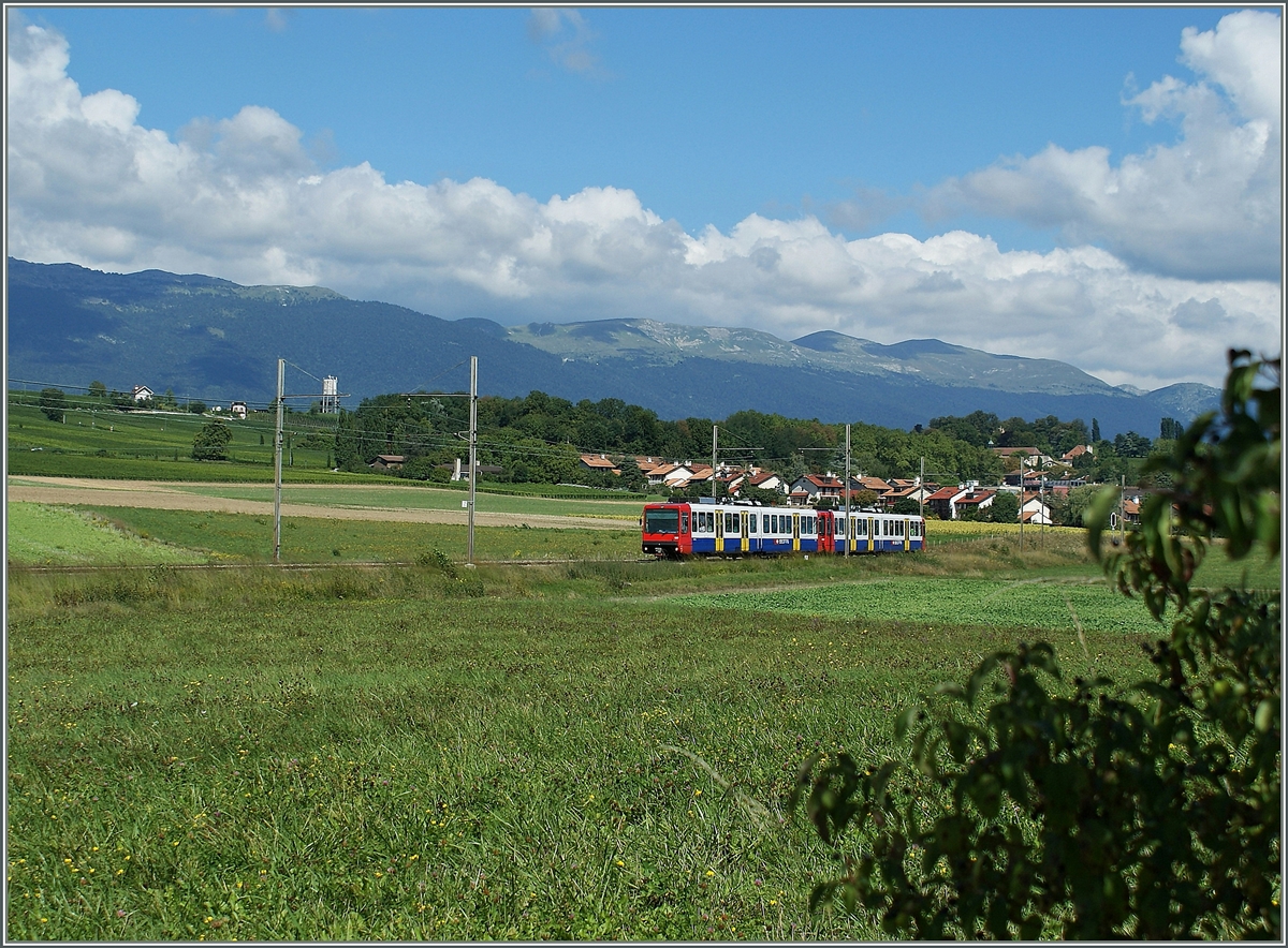 Ein schlechter Sommer 2014 für die Bem 550 (bzw.Bem 558) Zwischen La Plaine und Genève verlieren die SBB Bem 550 ihr Gleichstrom-Einsatzgebiet und die  m1  der TL wird infolge Bauarbeiten diesen Sommer im SEV betrieben. 

SBB Bem 550 bei Satigny
31. Aug. 2010