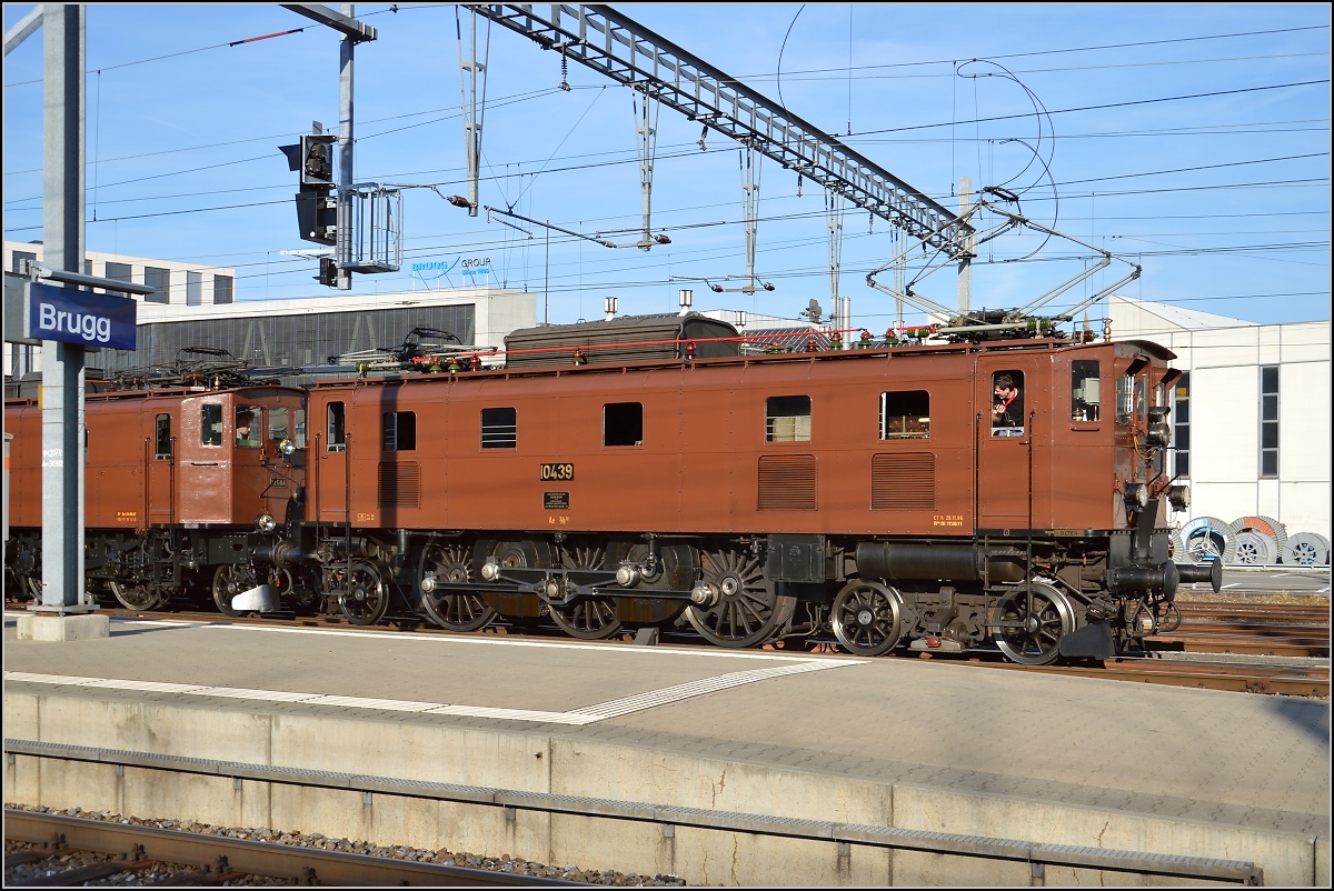 Ein spezieller Zug wurde in Brugg nach dem Tag der offenen T�r rangiert. Ae 3/6<sup> II</sup> 10439 an der Spitze des Zuges. Mai 2015.