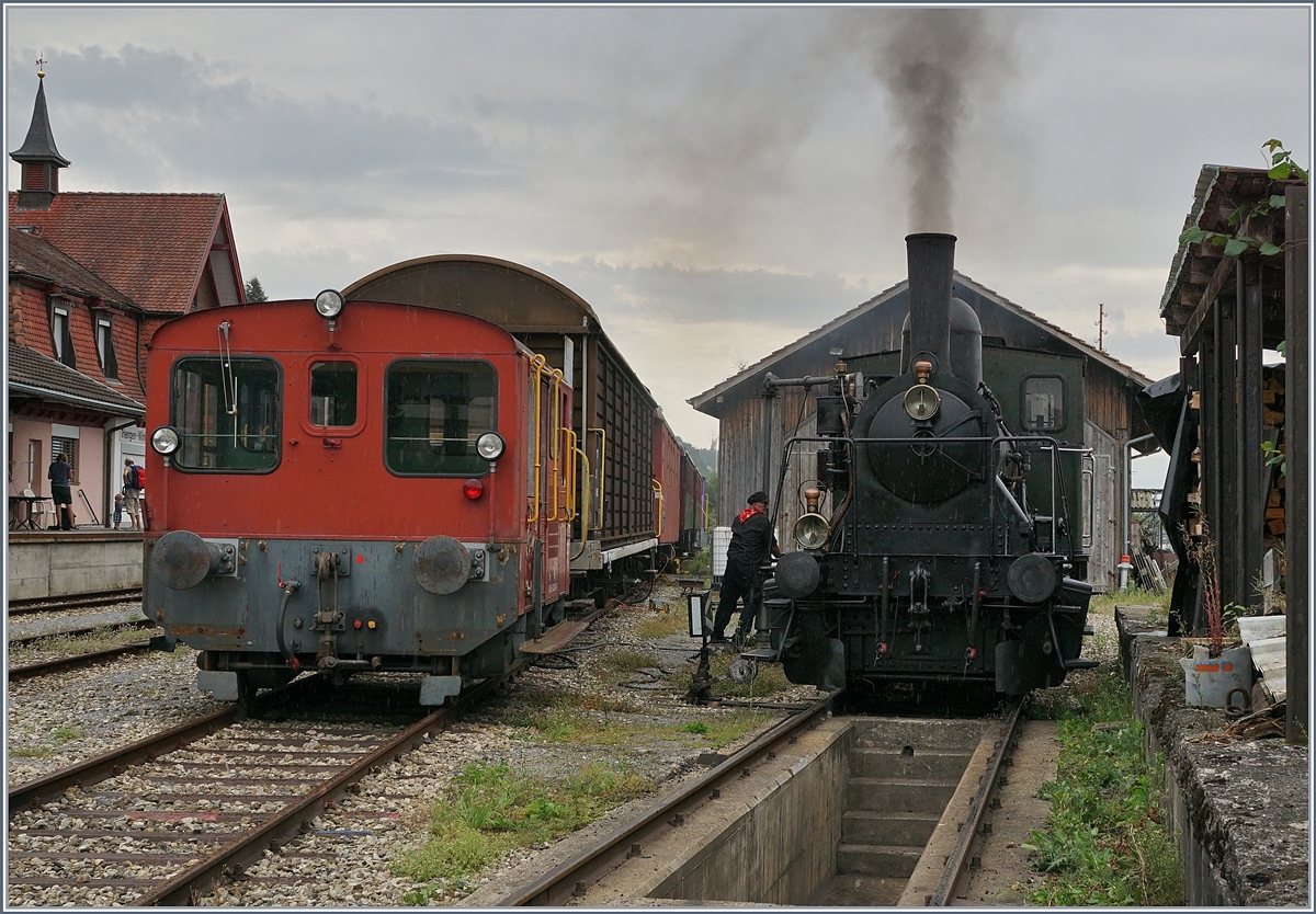 Ein Vergleichsbild zu Peters Bild vom 21. März 1965 http://igschieneschweiz.startbilder.de/bild/schweiz~dampfloks~e-33/532158/sursee-triengen-bahn-regelbetrieb-das-gab.html
Bahnhofsgebäude, Lokschuppen und sogar der Wasserkran sind noch am selben Platz, und auch die Gleisanlage scheint soweit ersichtlich kaum bis wenig geändert zu haben.
Im Bild der ST Tm und die E 3/3 N° 5.
27. August 2017 