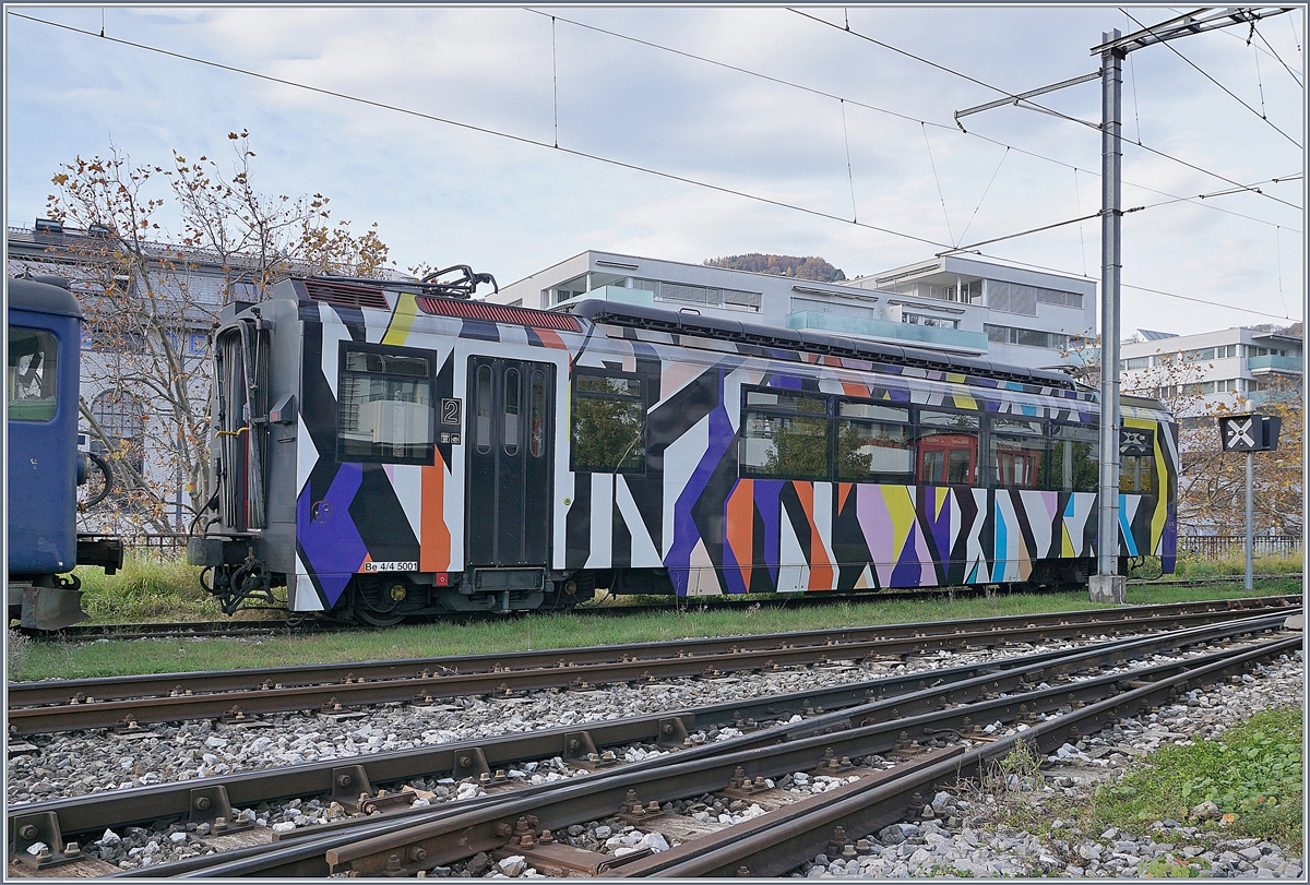 Ein  zerlegter  Lenkerpendel: Der MOB Be 4/4 5001 in Vevey. 

23. Nov. 2019