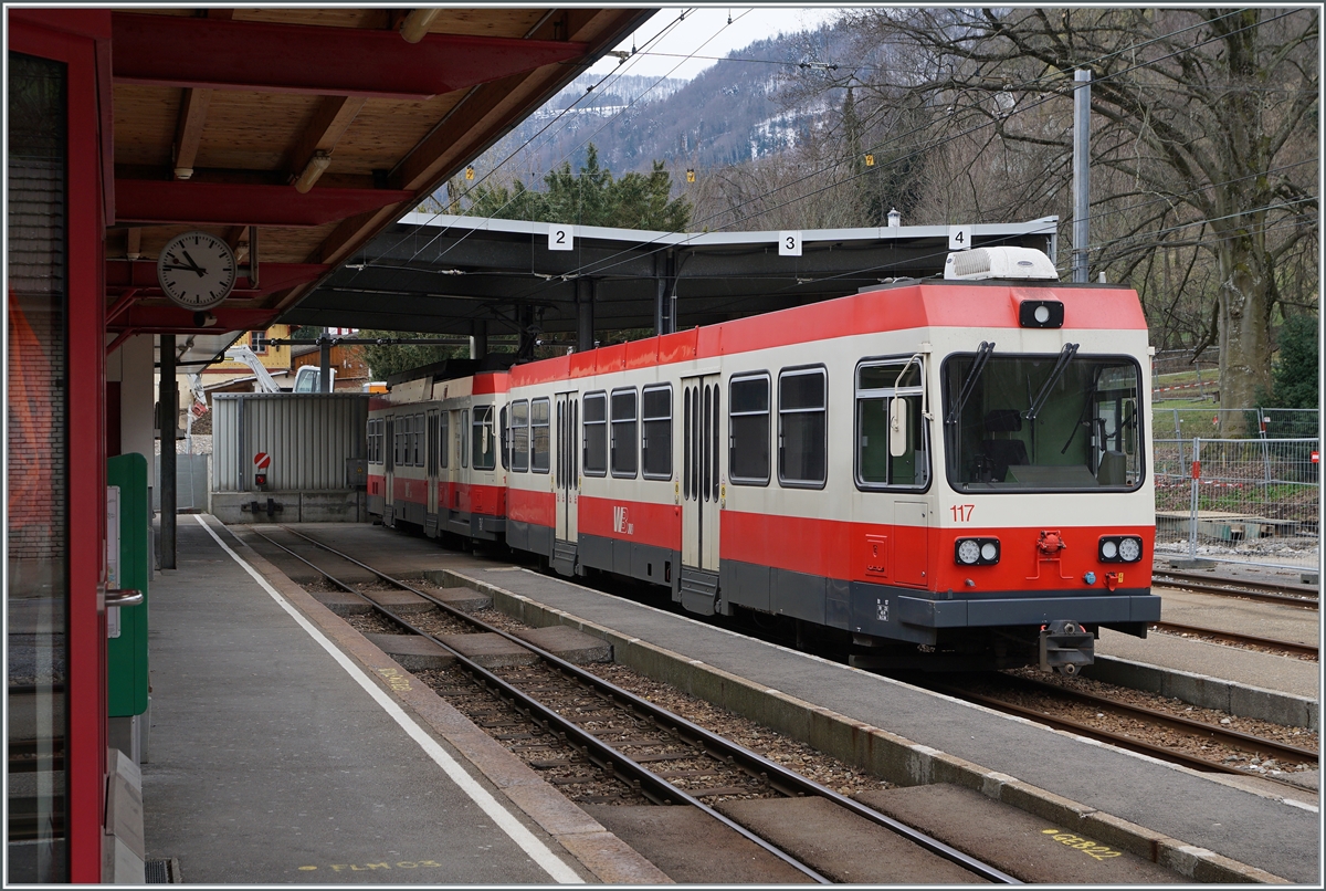 Ein zweiteilider Waldenburger Bahn Zug wartet in Waldenburg auf seinen nächsten Einsazt. 

21. März 2021