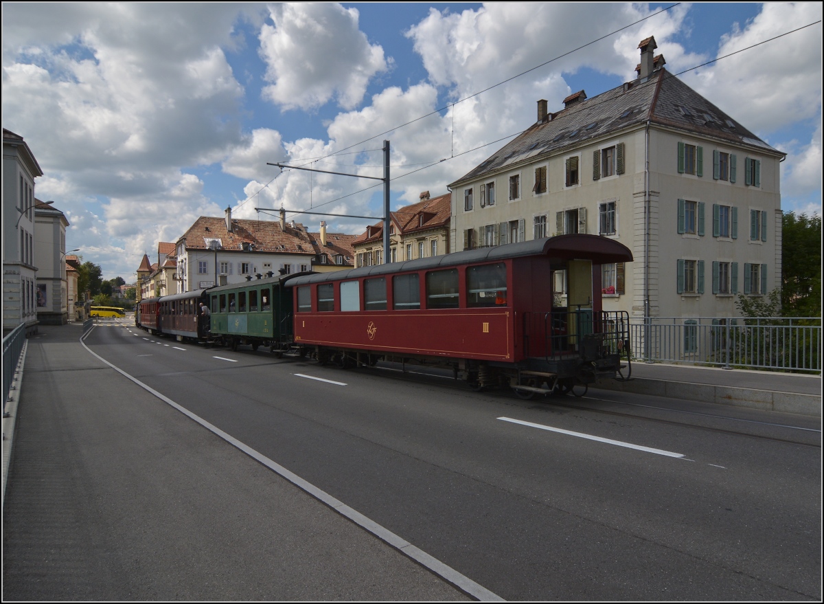 Eine etwas ungewöhnliche Verkehrsteilnehmerin in La Chaux-de-Fonds. 

CP E 164 hat ihren jährlichen Einsatz auf der Strasse. Die Durchfahrt in La Chaux-de Fonds ist spektakulär. September 2021.