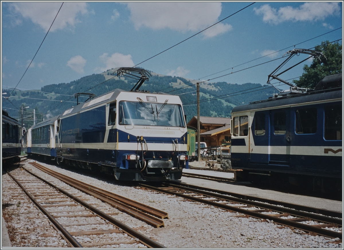 Eine Ge 4/4 III erericht mit einem Panoramic Express Gstaad.
Augsut 1996