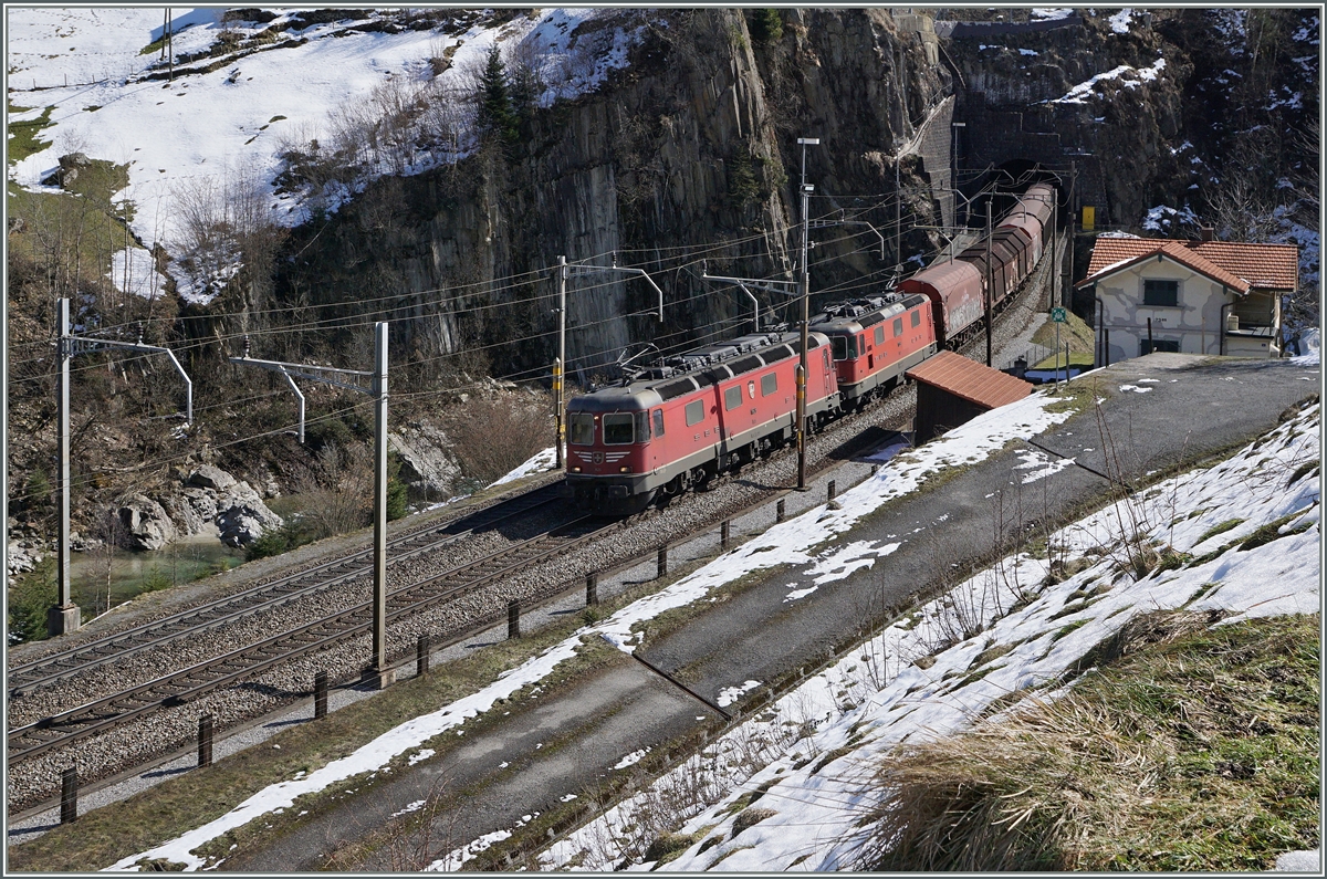 Eine Re 10/10 mit Schnauz, Spitzenlok ist die Re 6/6  11626, verlässt den WattingerKehrtunnel bei Wassen.
17. März 2016