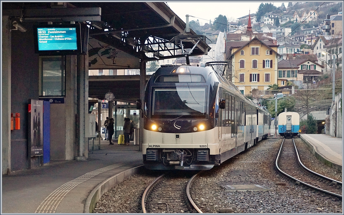Eine relataiv schecht passende Ersatzkomposition aus Alpina Be 9203. Zwischenwagen und ABe 4/4 wartet in Montreux als  MOB Belle Epoque  auf die Abfahrt nach Zweisimmen.
7. Jan. 2018
