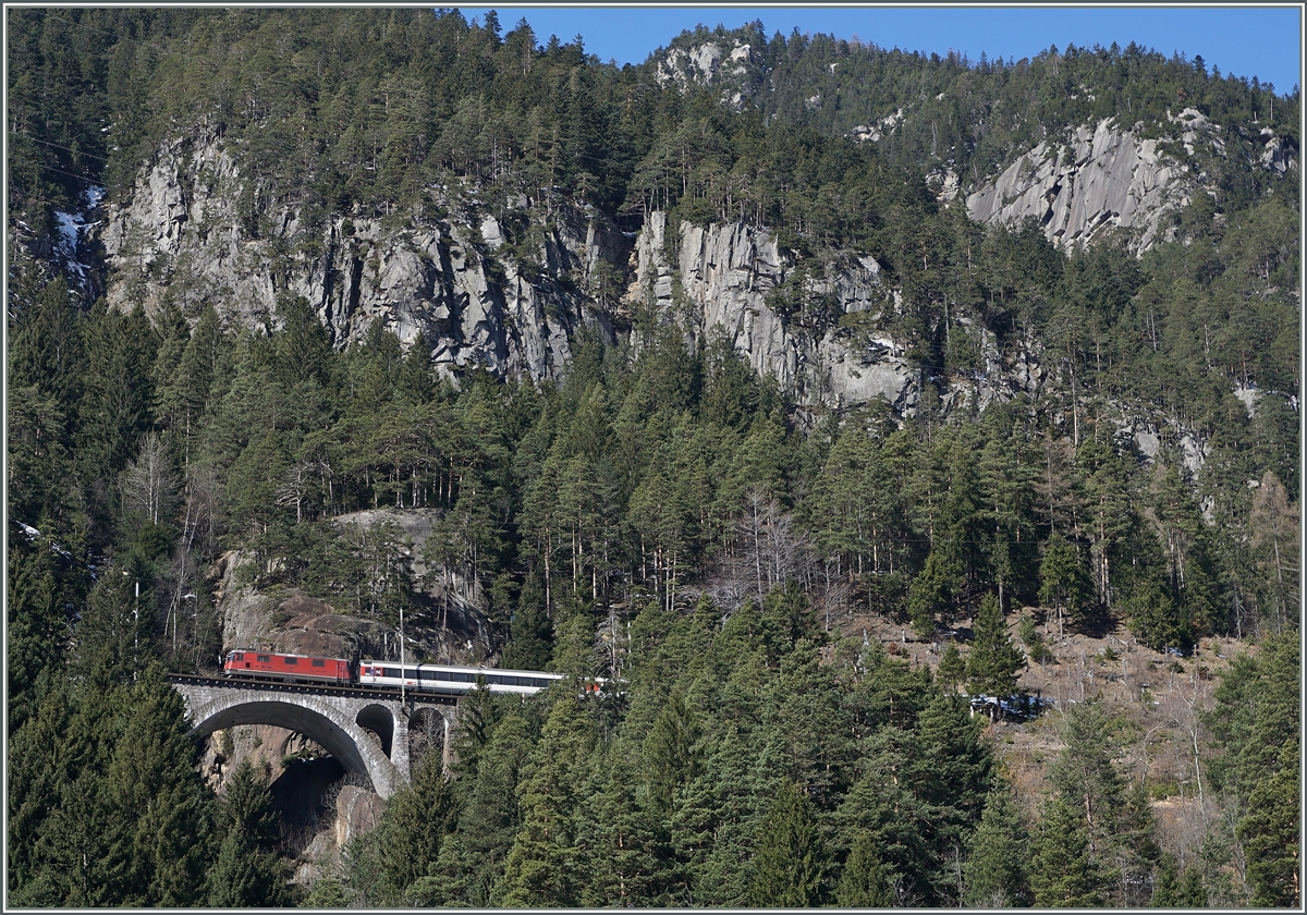 Eine SBB Re 4/4 II ist auf der oberen Meienreuss Brücke bei Wassen auf der Fahrt nach Locarno. 
Allem Anschein nach soll der GBT im Januar 2024 für zwei Wochen geschlossen werden (Unterhaltsarbeiten) und somit der Verkehr wieder  über den Berg  rollen.

Es könnte als wieder Fotos mit richtig vielen Zügen auf der Gotthardbahn geben.

Das hier gezeigte Bild entstand am 17. März 2016