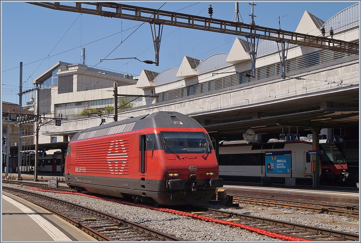 Eine SBB Re 460 in Lausanne in an und für sich keine Seltenheit, eine hier rangierende hingegen ist aber doch nicht so häufig zu beobachten: die SBB Re 460 114-2  Circus KNIE  (UIC 91 85 4 4460 114-2 CH-SBB) auf Rangierfahrt in Lausanne.

1. Juni 2020