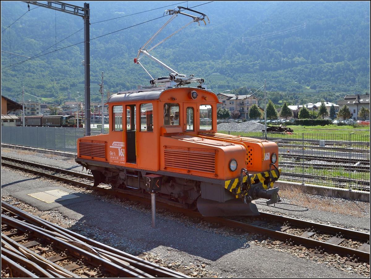 Eine sonderbare Bauform war mir aufgefallen, aber dass es sich um einen sehr rüstigen Oldtimer handelt, der mit satten 104 Jahren auf dem Buckel noch seine tägliche Arbeit leistet ist rekordverdächtig.

Zwei Ge 2/2 wurden im Jahr 1911 für die Berninabahn gebaut und seitdem durch diverse Modernisierungen fit gehalten. Mit 7,74 m Länge, 18 t Gewicht, 45 km/h Höchstgeschwindigkeit und 250 kW Leisten scheinen sie auch für den Rangierverkehr auch heute noch gerüstet zu sein. Tirano, August 2015.