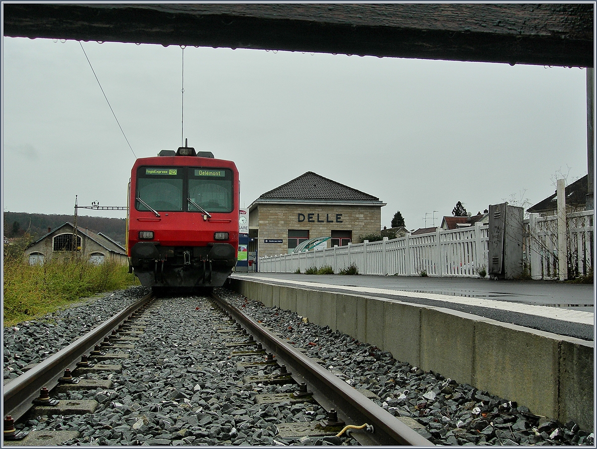 Ende 2007 lohnte eine Reise nach Delle, war doch nach einigen Jahren Unterbruch die Strecke vom vier Kilometer entfernten Boncourt über die Grenze wieder in Betrieb. Die Weiterfahrt nach Frankreich freilich begrenzte ein Prellbock; nun heute, beim Einstellen des Bildes und zehn Jahre später, kann man sich darüber freuen, dass der Prellbock weg kommt und die Züge bald wieder bis Belfort fahren werden.
23. Nov. 2007