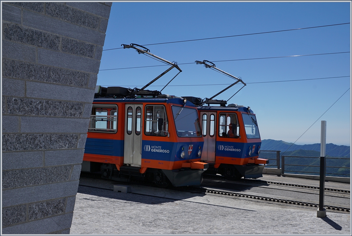 Endlich - nach drei Jahren Baustellen bedingtem Unterbruch fährt die Monte Generoso Bahn wieder! Die beiden Bhe 4/8 N° 12 (Mendrisio) und N° 13 (Salornio) warten in Generoso Vetta auf die Abfahrt Richtung Capolago.
21. Mai 2017