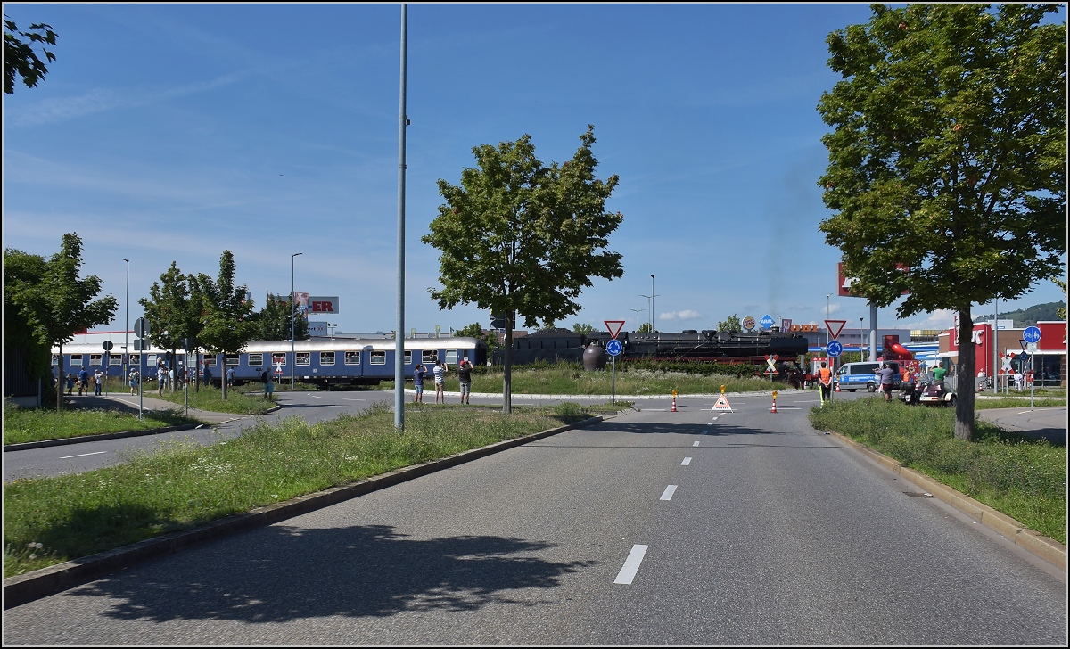 Endlich wieder Züge auf dem Schweizerbähnle (Etzwilen-Singen). 

Hier sabotierte die Stadt Singen das Schweizer Bähnle, riss die Gleise raus und baute einen Kreisverkehr. Aber der bekam mittlerweile seinen Gleisanschluss wieder! 01 202 mit dem Eröffnungszug auf dem Corpus delicti. Singen, August 2020.