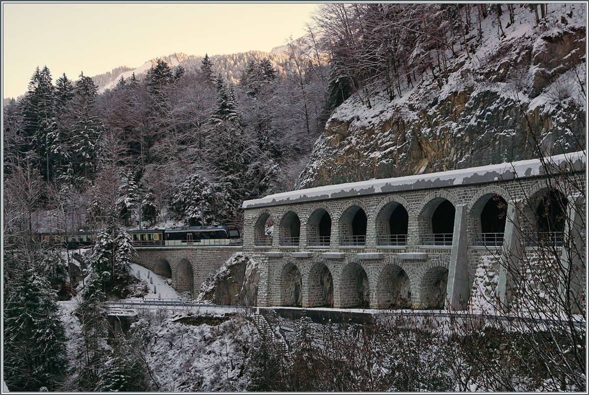 Es gibt Motive, deren Umsetzung zu etwas anderen Bildern führen, als man es sonst gewohnt ist, wie z.B. die neu restaurierte Tunnelschutzmauer der MOB zwischen Montbovon und La Tine. Dabei ist der von Alpina Triebwagen beförderte GoldenPass MOB Belle Epoque eher ein Detail am Rande.

3. Dezember 2020