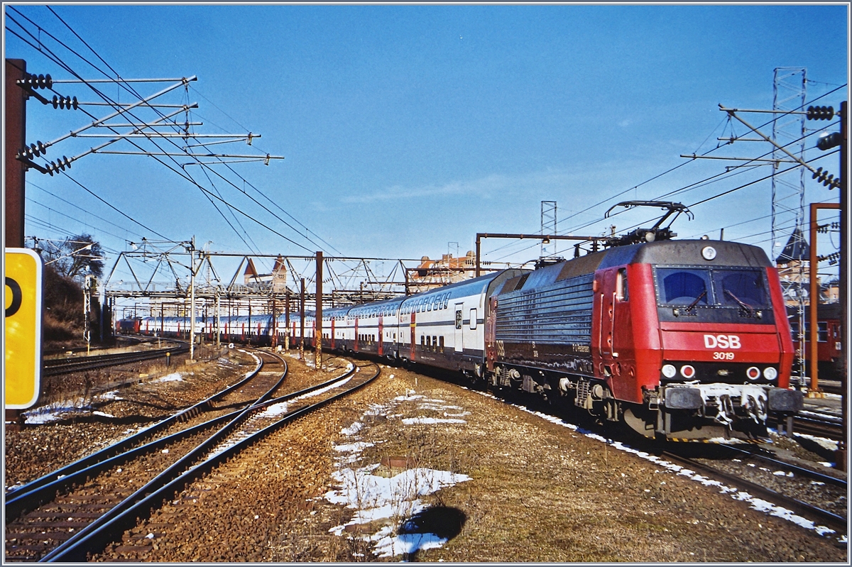 Es war einmal...
ein Fahrzeughersteller, der lieferte seine Produkte nicht nur zur Zeit, sondern vorzeitig aus und so konnte die SBB der unter Fahrzeugmangel leidenden DSB in grosszügieger Weise eine Komposition SBB IC 2000 Doppelstockwagen ausleihen, welche die DSB im Vorortverkehr von Kobenhavn einsetzte. 
Und wenn sie nicht verschrottet wurden, so fahren sie noch heute...
Das Bild entstand am 20 März 2001 in Kobenhavn Osterport.
