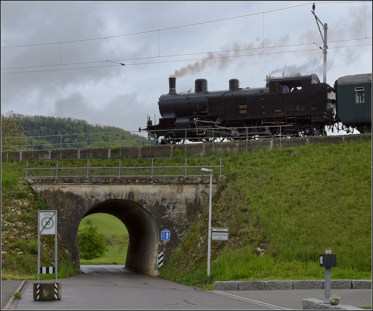 Fahrleitungsst�rung nannte sie die Veranstaltung, um an die Dampfreserve in Olten f�r solche F�lle zu erinnern. Durchfahrt des Sonderzugs in Buckten mit Eb 3/5 3819. April 2019.