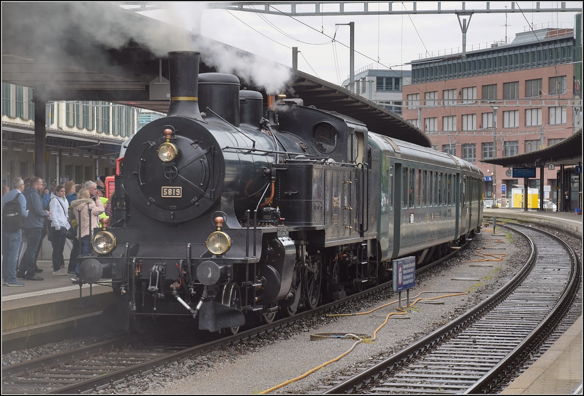 Fahrleitungsstörung nannte sie die Veranstaltung, um an die Dampfreserve in Olten für solche Fälle zu erinnern. Bereitstellung des Museumszuges mit Eb 3/5 3819 in Olten. April 2019.