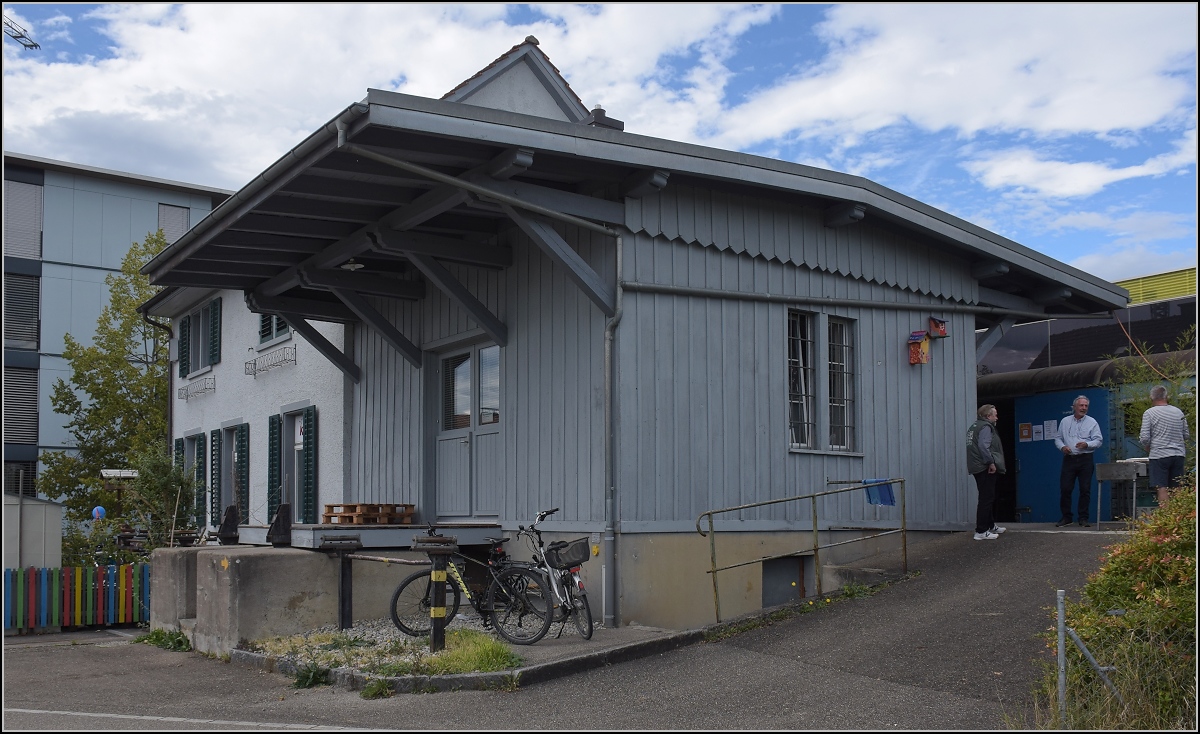 Fahrtag Wolfhuuser Bahn.

Bahnhof Wolfhausen mit ungew�hnlicher Architektur. Oktober 2021. 