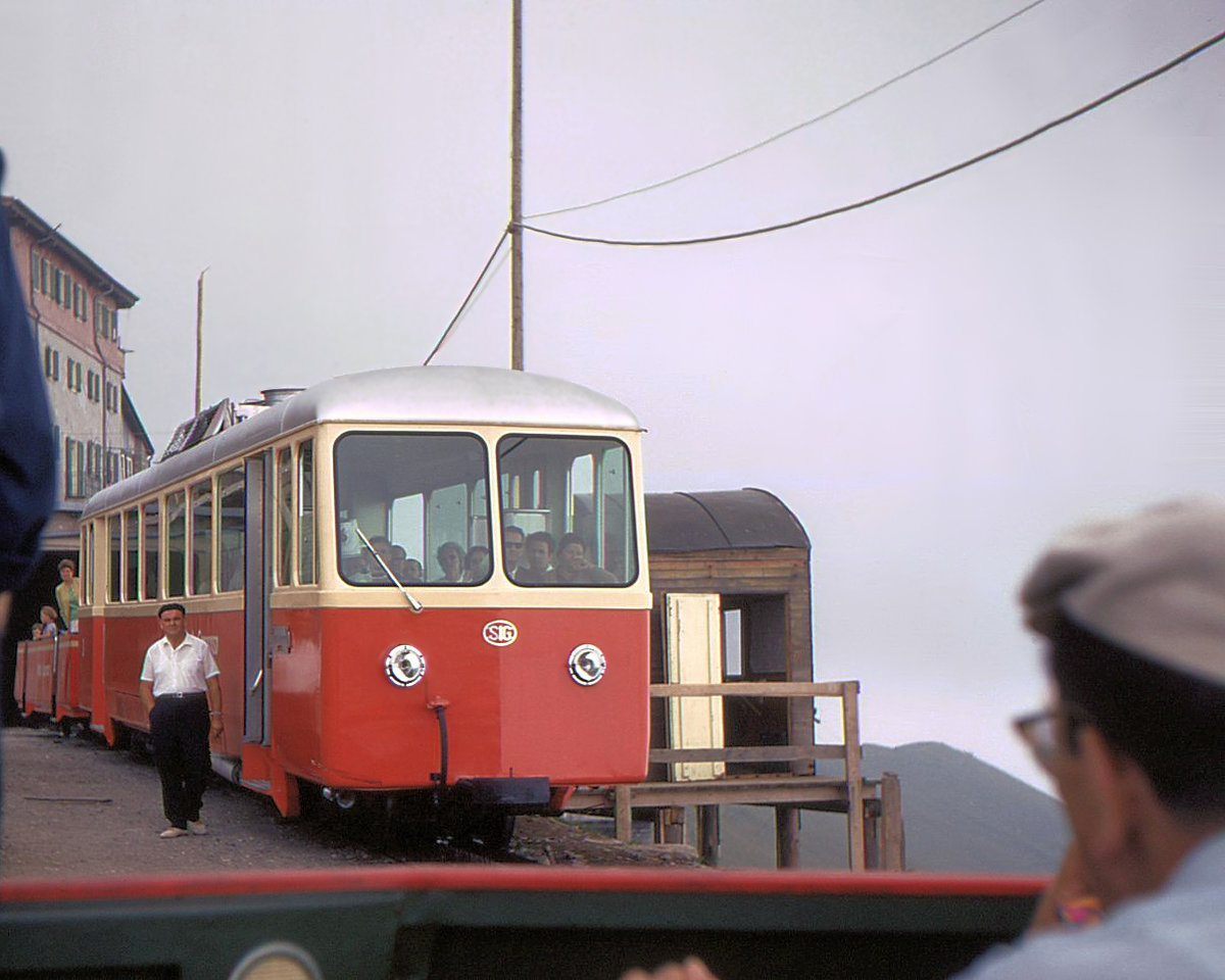 Ferrovia Monte Generoso noch mit Dieselbetrieb: Triebwagen 3 mit Vorstellwagen 3, Monte Generoso, 23.Juli 1970 
