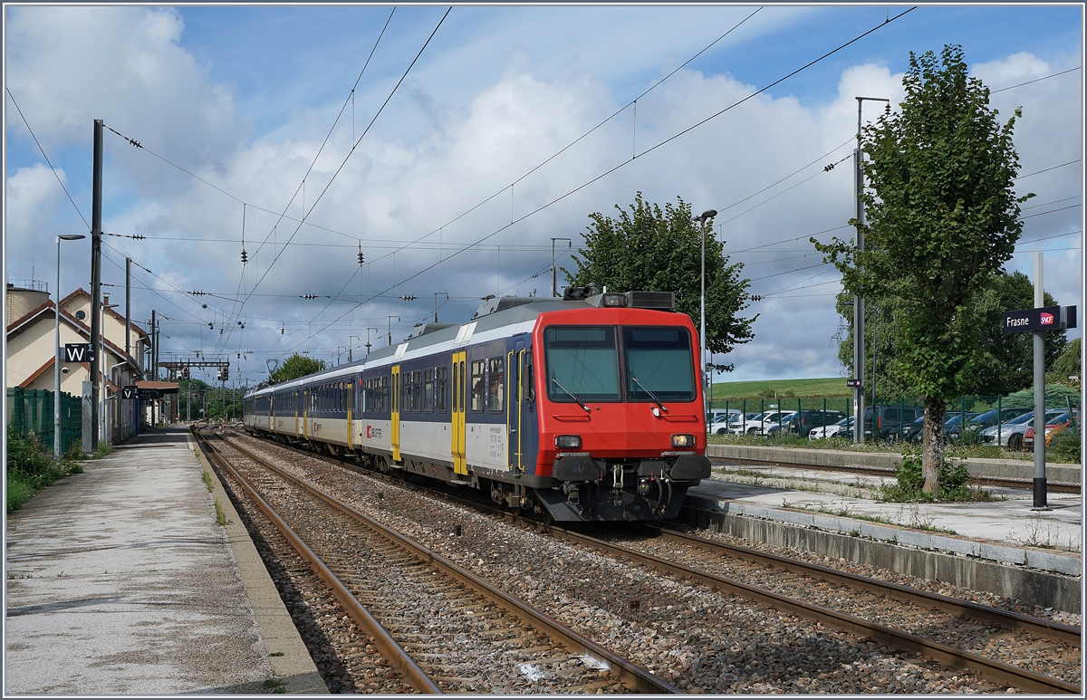 Frasne, der SBB NPZ RBDe 522 wartet mit seinem Pendelzug auf die Rückfahrt nach Neuchâtel; auf Jahresende 2019 verlor der bunte Zug die Betriebszulassung in der Schweiz, seither wird ein Flirt France für den TGV Anschlussverkehr auf dieser Strecke eingesetzt. 

13. Aug. 2019