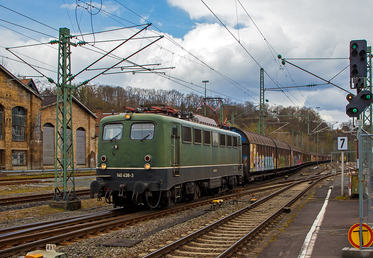 Früher waren sie auch mal in der Schweiz zu sehen, wie Bilder von Peter zeigen. 

Schon 58 Jahre alt und immer noch schön....
Die 140 438-3 (91 80 6140 438-3 D-BYB) der BayernBahn GmbH, ex DB E 40 438, fährt am 15.04.2020, mit dem sogenannten  Henkelzug  (Langenfeld/Rhld. nach Gunzenhausen), durch Betzdorf (Sieg) in Richtung Siegen.

Die Lok wurde 1963 von Henschel & Sohn in Kassel unter der Fabriknummer 30669 gebaut, der elektrische Teil ist von BBC (Brown, Boveri & Cie.) aus Mannheim. Als E 40 438 wurde sie 1963 von der Deutsche Bundesbahn in Dienst gesetzt, mit der Einführung des EDV-Nummernsystems wurde sie zum 01.01.1968 zur DB 140 438-3, die Ausmusterung bei der DB Schenker erfolgte 2012 und sie wurde an die BayernBahn GmbH verkauft. Dort wurde wieder die Ursprungsfarbgebung (chromoxidgrün).

Die E 40 der Deutsche Bundesbahn und ab dem Jahr 1968 als Baureihe 140 geführten Loks sind technisch gesehen eine E 10.1 ohne elektrische Bremse, jedoch mit geänderter Übersetzung des Getriebes. Mit 879 Exemplaren ist die E 40 die meistgebaute Type des Einheitselektrolokprogramms der Deutschen Bundesbahn. Ihre zulässige Höchstgeschwindigkeit betrug am Anfang entsprechend ihrem vorgesehenen Einsatzgebiet im mittelschweren Güterzugdienst 100 km/h, diese wurde im Juni 1969 jedoch auf 110 km/h erhöht, um die Züge zu beschleunigen und die Loks auch besser im Personen-Berufsverkehr einsetzen zu können.

TECHNISCHE DATEN:
Spurweite: 1.435 mm
Achsanordnung: Bo´Bo´
Länge über Puffer: 16.440 mm
Drehzapfenabstand: 7.900 mm
Achsstand in den Drehgestellen: 3.400 mm
Gesamtachsstand: 11.300 mm
Treibrad-Durchmesser: 1.250 mm
Dienstgewicht:  86t
Achslast: 21,5t
Zulässige Höchstgeschwindigkeit: 110 Km/h
Stromsystem: Einphasen-Wechselstrom 15 000 V, 16 ²/³ Hz
Nennleistung: 3.700 kW (5.032 PS)
Zugkraft:	336 kN
Nennleistung Trafo: 4040 kVA
Anzahl Fahrstufen:  28
Anzahl Fahrmotoren:  4
Fahrmotor-Typ: SSW WB 372

Beschaffungskosten:  ca. 1.226.000 DM

Wie alle Lokomotiven des Einheitslokomotivprogramms hatte die Baureihe E 40 als geschweißte Kasten-Konstruktionen mit Drehzapfen ausgeführte Drehgestelle und geschweißte Kastenaufbauten mit Lüftergittern. Die ebenfalls geschweißten Lokkästen unterscheiden sich im Wesentlichen nur durch ihre Länge und die Anordnung von Seitenfenstern und Lüftergittern von den anderen Einheitslokbaureihen. Der Rahmen stützt sich über Schraubenfedern und Gummielemente auf die Drehgestelle ab. Als Bremse wird eine indirekt wirkende Druckluftbremse Bauart Knorr und zum Rangieren eine direkt wirkende Zusatzbremse verwendet. Die Bremsklötze der E 40 sind im Vergleich zu denen der E 10 kleiner ausgeführt.

Die Fahrmotoren sind 14-polige Motoren vom Typ WB 372, wie sie später auch bei den Baureihen 111 und 151 weiterverwendet wurden. Wie bei allen Loks des Einheitslokprogramms wurde der Gummiringfeder-Antrieb der Siemens-Schuckertwerke (SSW) eingesetzt, der sich bei den ersten E 10.0 überdurchschnittlich gut bewährt hatte.

Auf dem Dach befinden sich die Scheren-Stromabnehmer Bauart DBS 54a, daran schließen sich die obligatorischen Dachtrenner, der Druckluft-Hauptschalter und Oberspannungswandler zur Überwachung der Spannung des Fahrdrahts an. Die Transformatoren sind Dreischenkel-Trafos mit Ölkühlung, an denen das Schaltwerk mit 28 Fahrstufen angeschlossen ist. Die Steuerung ist als Nachlaufsteuerung ausgelegt, bei der der Lokführer die Fahrstufe vorwählt und das Schaltwerk die gewählte Stellung selbsttätig anläuft. Im Notbetrieb ist eine Handsteuerung über eine Kurbel, oder ab 140 757, mit einer Auf/Ab-Flippersteuerung möglich
