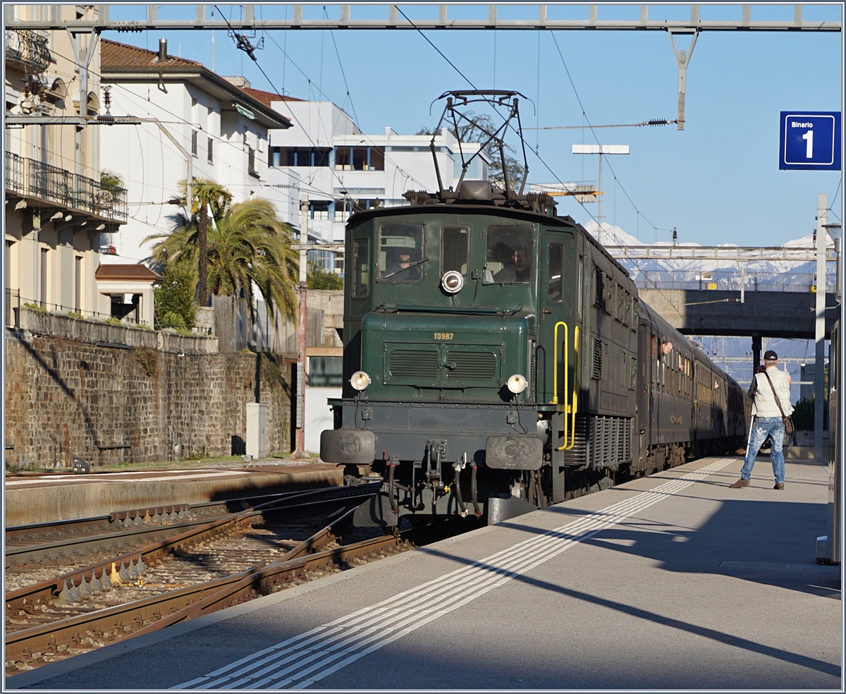 Für ihre Mehrtagesfahrt von Frankfurt und Nünrberg über den Gotthard nach Locarno sah die  Eisenbahm Nostalgiefahren Bebera e.V.  am Ziel eine Tagesfahrt von Locarno nach Chiasso vor.
Das Bild zeigt den Zug bei Rückkehr in Locarno, mit der Ae 4/7 10987 an der Spitze (während die 01 202 am Schluss des Zuges eingereiht ist).
21. März 2018