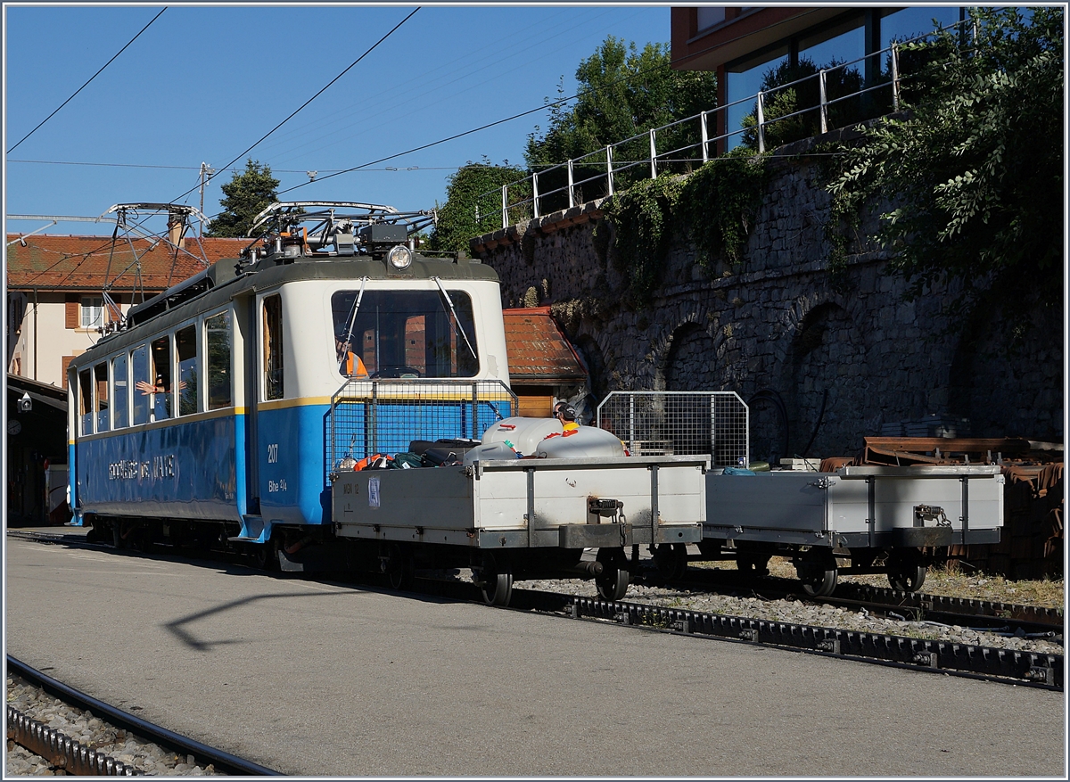 Für den Rochers de Naye Lauf bringt der Bhe 2/4 207 Freiwillige Helfer und Gepäck auf den Gipfel. Das Bild zeigt den Zug bei der Abfahrt in Caux.
1. Juli 2018

