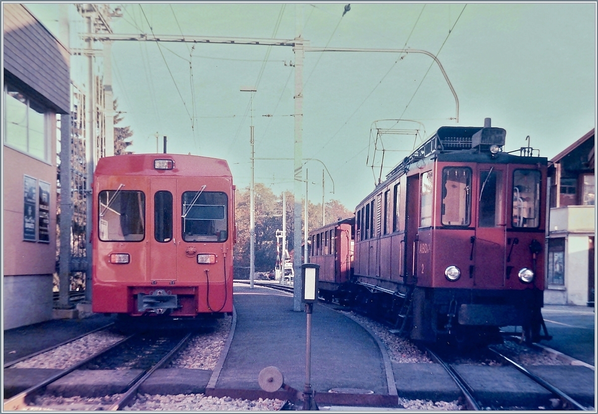 Generationenwechsel beim NStCM - Rollmaterial: Nach langen Diskussionen um den Fortbestand der Strecke, konnte endlich im Sommer 1985 die Abl�sung der siebzigj�hrigen Triebwagen in die Wege geleitet werden - heute f�hrt die damals Einstellungsberohte Bahn z.T. im Halbstundentakt... 

Ein alter ABDe 4/4 trifft in St Cergue im Herbst 1985 auf einen neuen Triebwagen bzw. Steuerwagen. Okt. 1985 