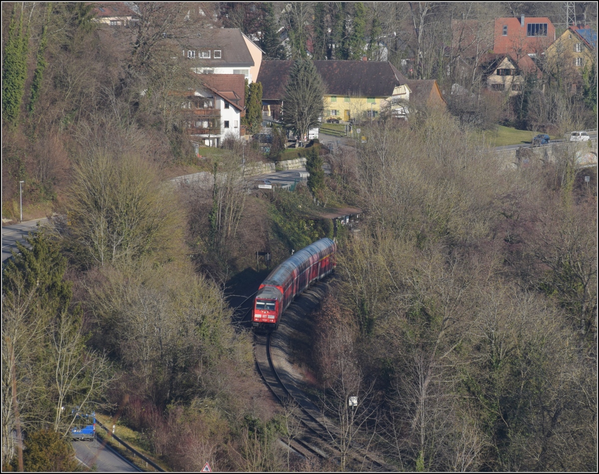 Godot-Express rechts des Hochrheins.

Eine BR 245 mit 3 Dostos. Karsau, Dezember 2021.

An jeder Station wird neuerdings erneut auf Godot gewartet. Er könnte ja noch kommen, auch wenn ihn bis heute niemand gesehen hat. Reisen im 612 war gestern, heute heißt es durch die Landschaft bummeln. 