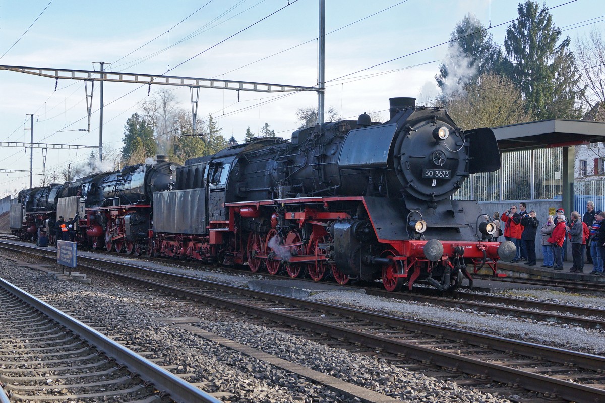 Grosser Bahnhof Wohlen: Die Ankunft des Dampfzuges mit drei Dampflokomotiven vermochte eine sehr grosse interessierte Zuschauermenge zu mobilisieren. Die 50 3673, 01 202 und die 012 066 warten am 7.3.2015 in Wohlen auf den n�chsten Einsatz. In Wohlen wurde der Dampfzug geteilt. Die Ae 6/6 11 407  AARGAU  brachte die Reisenden aus Deutschland nach Konstanz. Die Ae 4/7 verliess den Bahnhof Wohlen mit der 012 066 und die Doppeltraktion 50 3673 und 01 202 setzte die Reise alleine in Richtung Olten fort.
Foto: Walter Ruetsch 