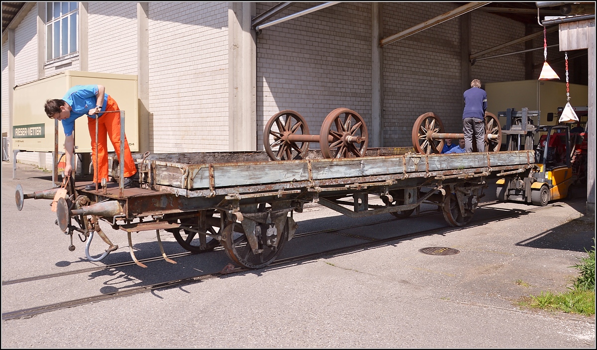 Güterwagen M4 257 Vorbesitzer RHB, 1898 gebaut durch die Ateliers de Construction in Man&ccedil;eau. Die noch älteren Achsen werden abgeladen. Frauenfeld, Mai 2014.