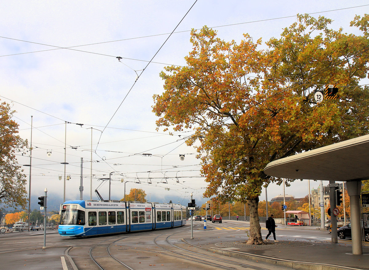 Herbstliches Zürich: Cobra 3007 mit Maske. Bellevue, 17.Oktober 2020 