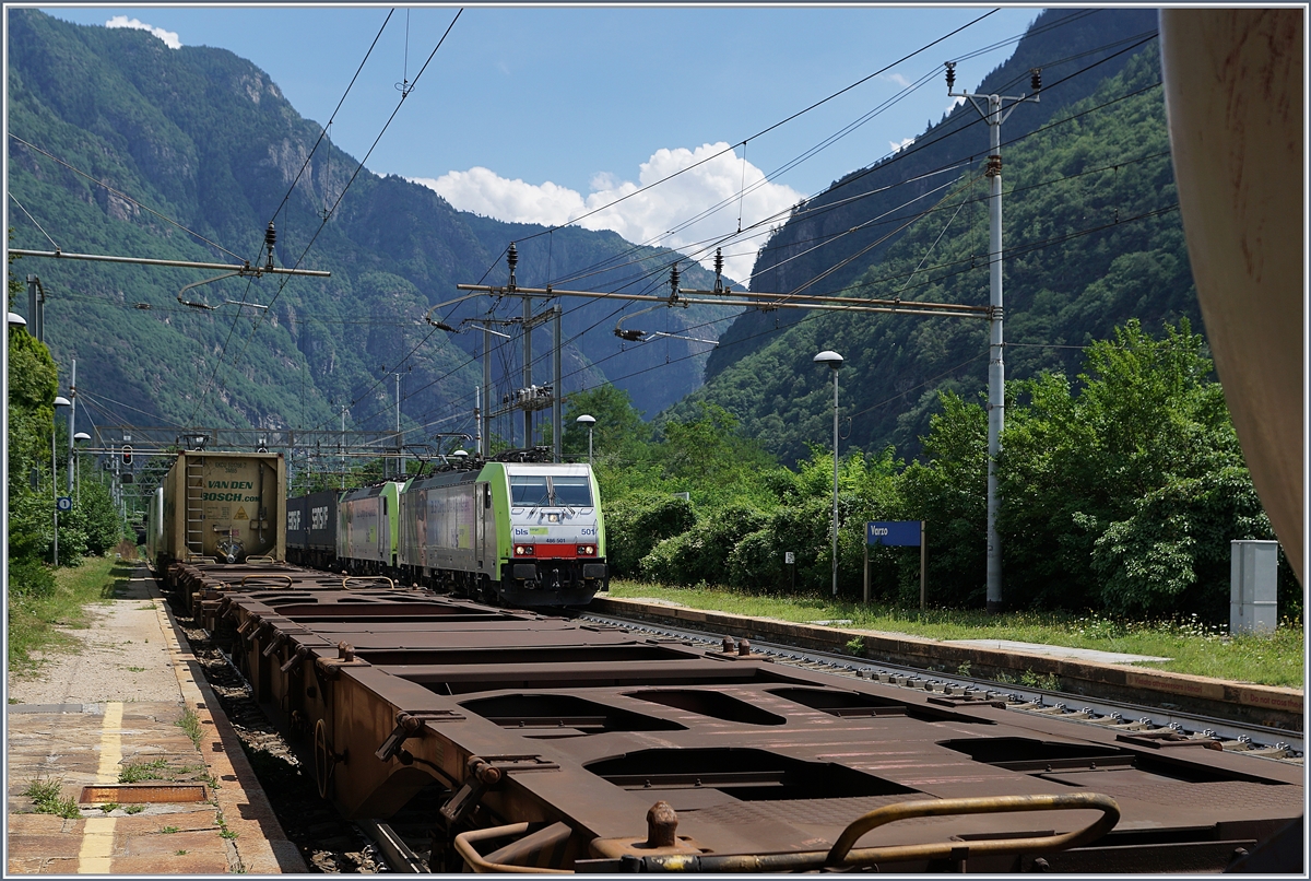 Herrlich viel Verkehr auf der Simplon-Strecke: ein südwärts fahrender Güterzug wartet in Varzo auf die Streckenfreigabe, während aus der Gegenrichtung ein von zwei BLS Re 486 gezogener Gegenzug nordwärts fährt.
22. Juli 2017