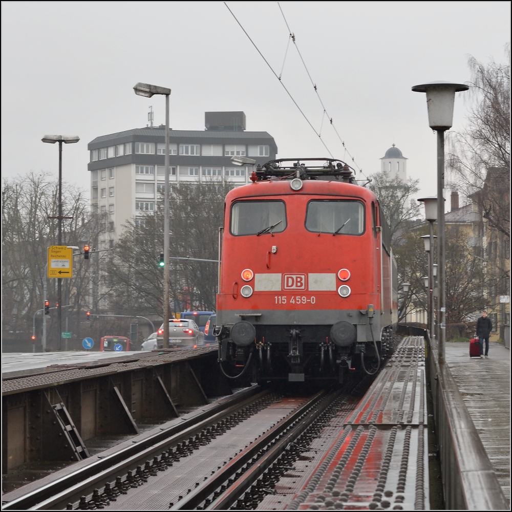 IC 2004 Konstanz &ndash; Emden bei der Ausfahrt aus Konstanz.  Steuerwagen  115 459-0 h�ngt kalt am Zugschluss. Wie oft noch 110er sich in Konstanz regul�r zeigen, steht sicher in den Sternen. Drum auch ein Dank an das V�gelchen, das die 110er-Meldung von den D�chern pfiff. M�rz 2014.