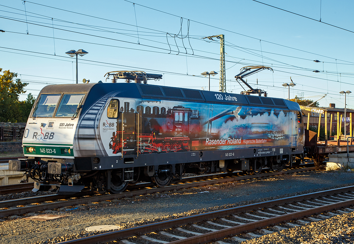 Ich wusste gar nicht wie schön eine E-Lok sein kann.
Die ehemalige Schweizerin, ex SBB Cargo 481 001-6, ex MThB Re 486 651-3....
Die 145 023-6  120 Jahre Rasender Roland - RüBB  eigentlich die 145 083-2 (91 80 6145 083-2 D-PRESS) der PRESS - Eisenbahn-Bau- and Betriebsgesellschaft Pressnitztalbahn mbH (Jöhstadt), ex SBB Cargo Re 481 001-6, ex MThB Re 486 651-3, hat zu meinem Glück, am 30.08.2016 mit einem Güterzug am Haken im Bahnhof Gießen Hp 0.

Die Lok wurde 2000 von ADtranz (ABB Daimler-Benz Transportation GmbH) in Kassel unter der Fabriknummer 33370 gebaut und an die MThB (Mittelthurgaubahn AG) als Re 486 651-3 geliefert. Bedingt durch die Liquidierung der MThB wurde die Lok an die SBB Cargo verkauft und als 481 001-6 umgezeichnet. Im Jahr 2005 wurde sie dann, wie weitere Re 481er, an die MRCE verkauf und vorerst als 481 004-0 geführt, im Jahr 2006 wurde sie dann an die Press verkauft. Die PRESS - Eisenbahn-Bau- and Betriebsgesellschaft Pressnitztalbahn mbH in Jöhstadt (Sachsen) ist seit 2008 übrigens auch der Betreiber der Rügenschen BäderBahn (RüBB)- Rasender Roland.
