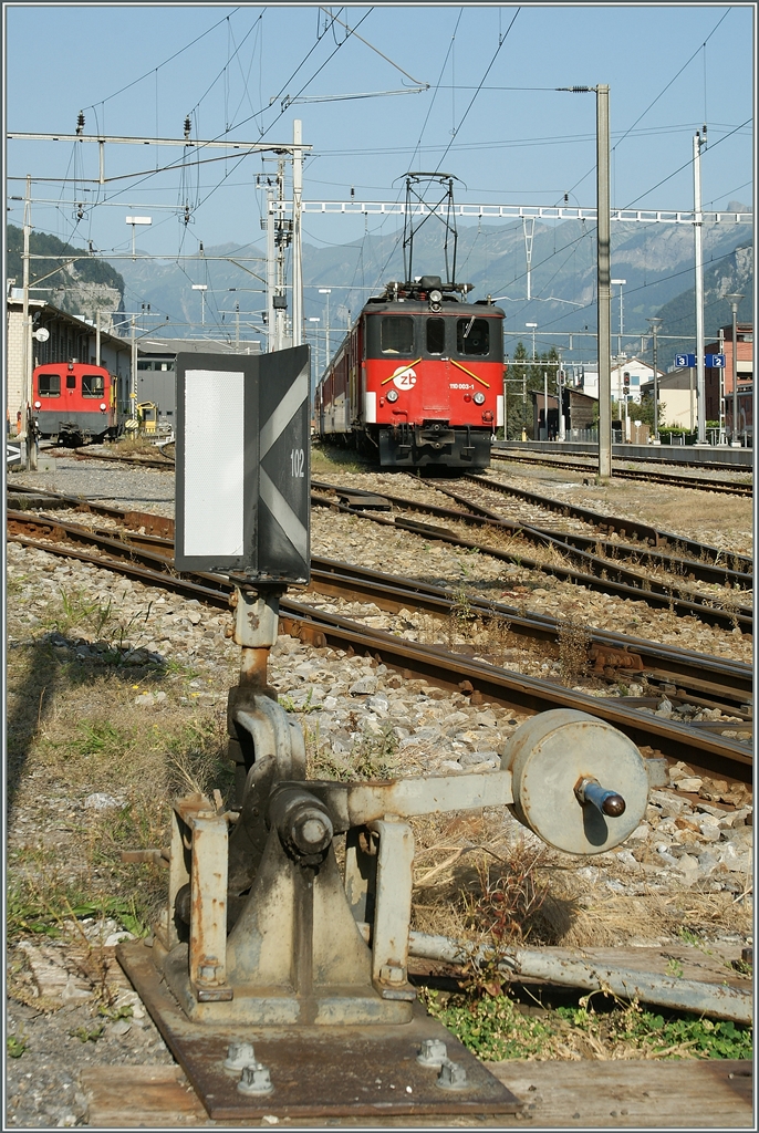 Im Bahnhof von Meiringen wartet ein De 110 003-1 mit seinem Dispozug auf einen Einsatz. 
