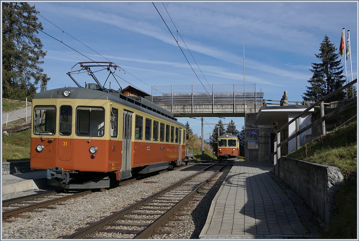 Im Bahnhof Winteregg kreuzen sich die beiden Be 4/4 31 nach Grütschalp und Be 4/4 21 nach Mürren. 

16. Okt. 2018