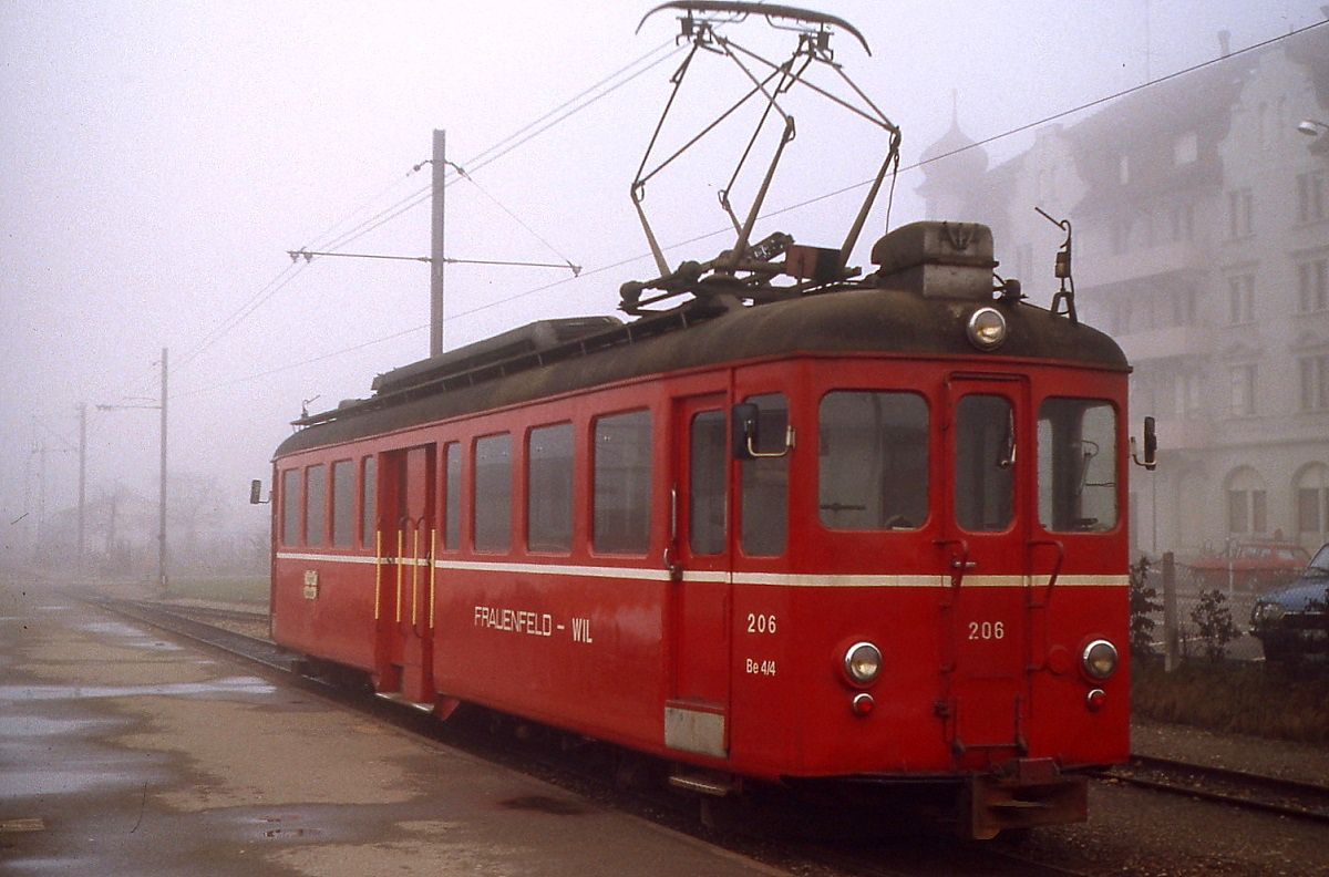 Im Fr�hjahr 1979 wartet Be 4/4 206 der Frauenfeld-Wil-Bahn in Wil auf Fahrg�ste