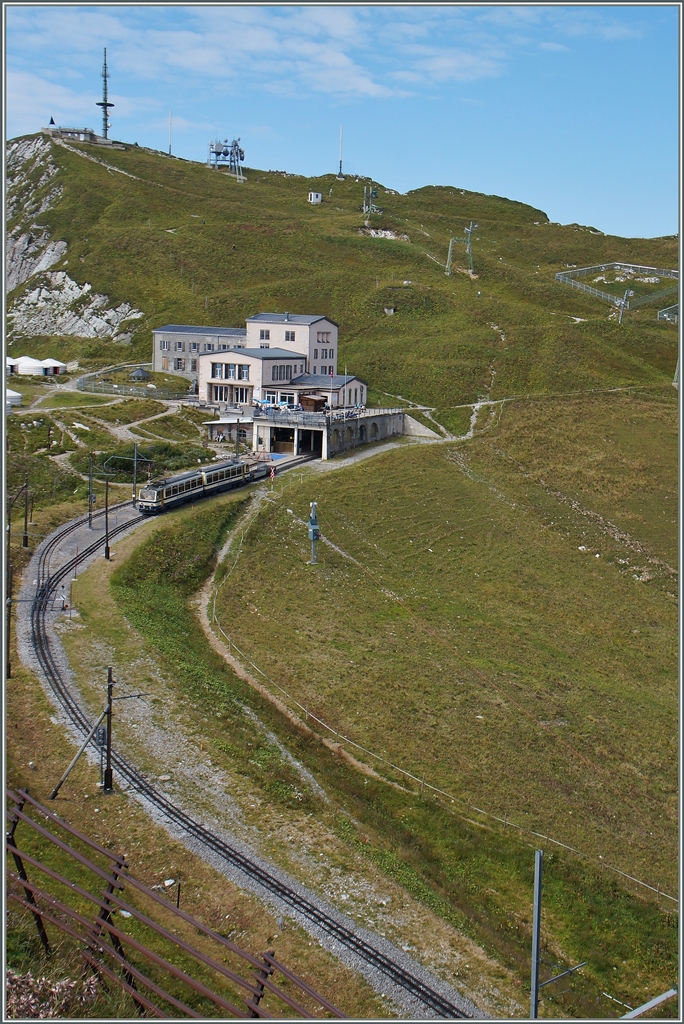 Im  Gipfelbahnhof  Rochers-de-Naye wartet eine Beh 4/8 auf die Abfahrt Richtung Montreux.
4. Sept. 2014