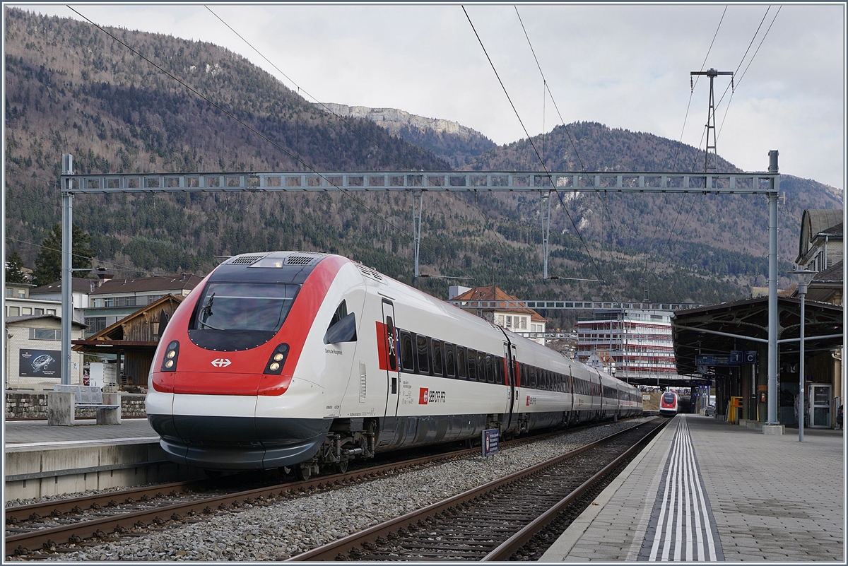 In der BLS (MLB) Station Grenchen Nord kreuzen stündlich die SBB ICN Biel - Basel.
22. Feb. 2017 