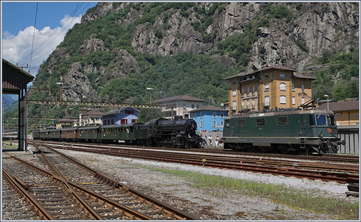 In Bodio erh�lt der Dampfzug f�r die Weiterfahrt nach Bellinzona ein ETCS- Packet  in Form der SBB RE 4/4 II 11161. Obwohl die Re 4/4 II eigentlich nicht massig wirken, zeigt sich im Verglich die  grosse  C 5/6  Elefant  bemerkenswert zierlich.

28. Juli 2016