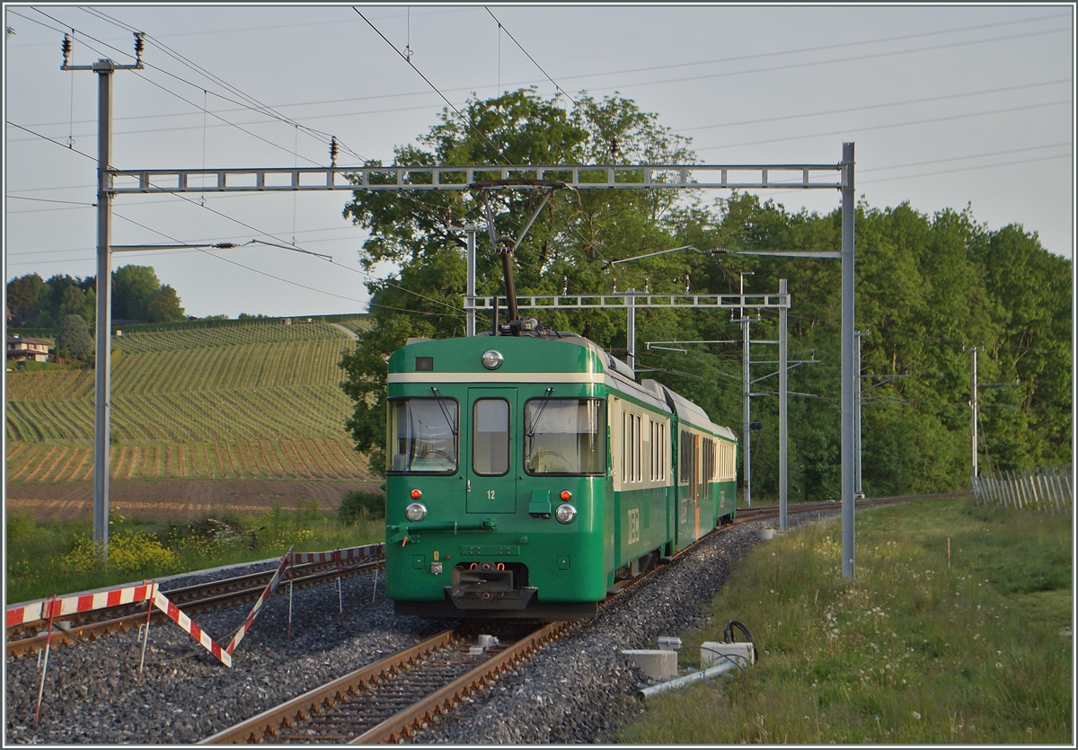 In Chigny wird zur Zeit die  Haltestelle  zu einem  Bahnhof  ausgebaut, um küftig das Angebot zu verdichten, befindet sich doch z.Z die nächste Kreuzungsmöglichkedit entweder in Morges oder in Le Marais.
Zu sehen ist hier der Be 4/4 12 der den Zug 104 von Morges nach Biere schiebt.
12. Mai 2015