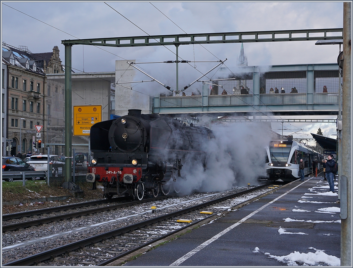 In Dampf gehüllt, fährt die edle Lok leise und sanft zur Abstellanlage.
Konstanz, den 9. Dez 2017